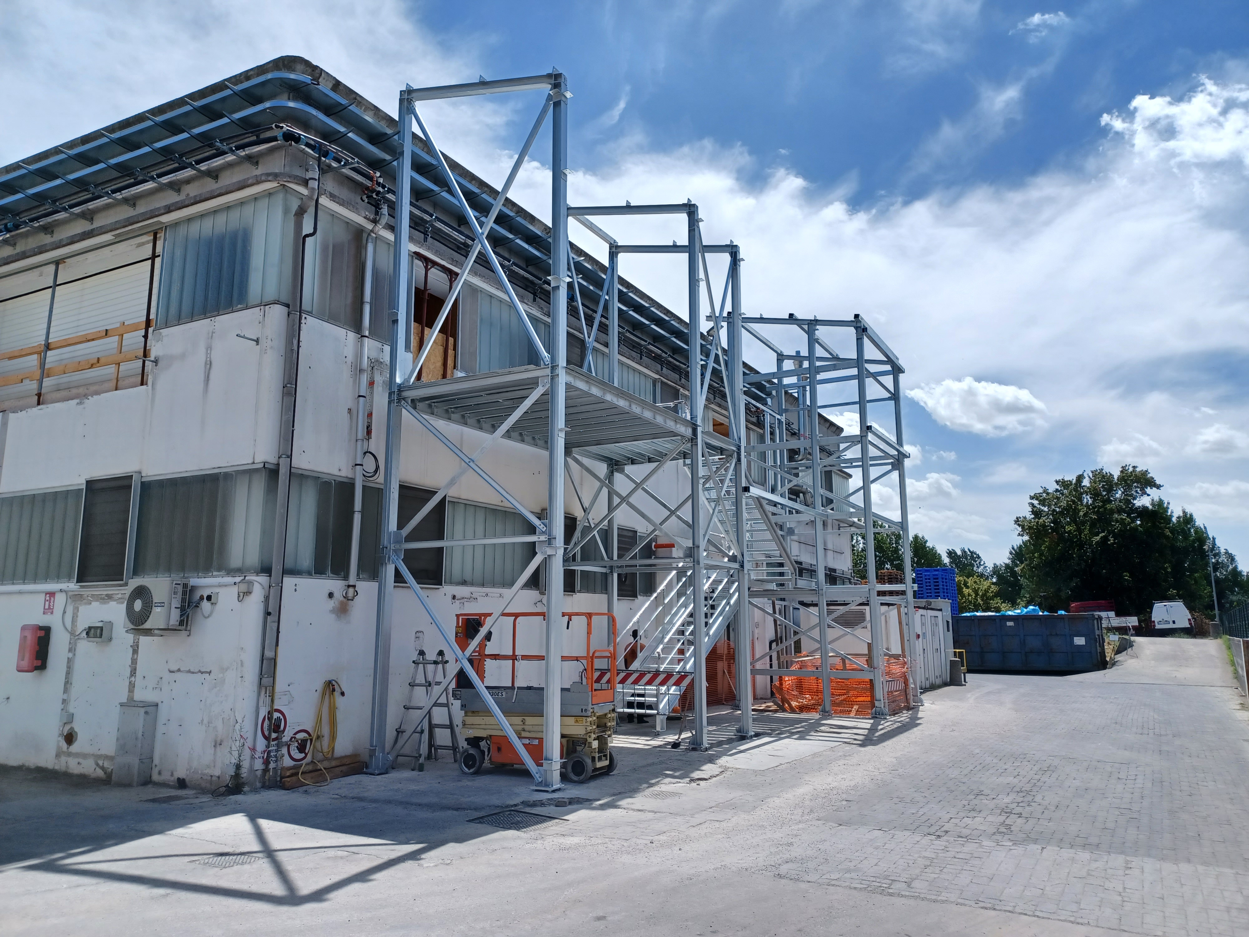 Scala e telaio esterno in acciaio zincato