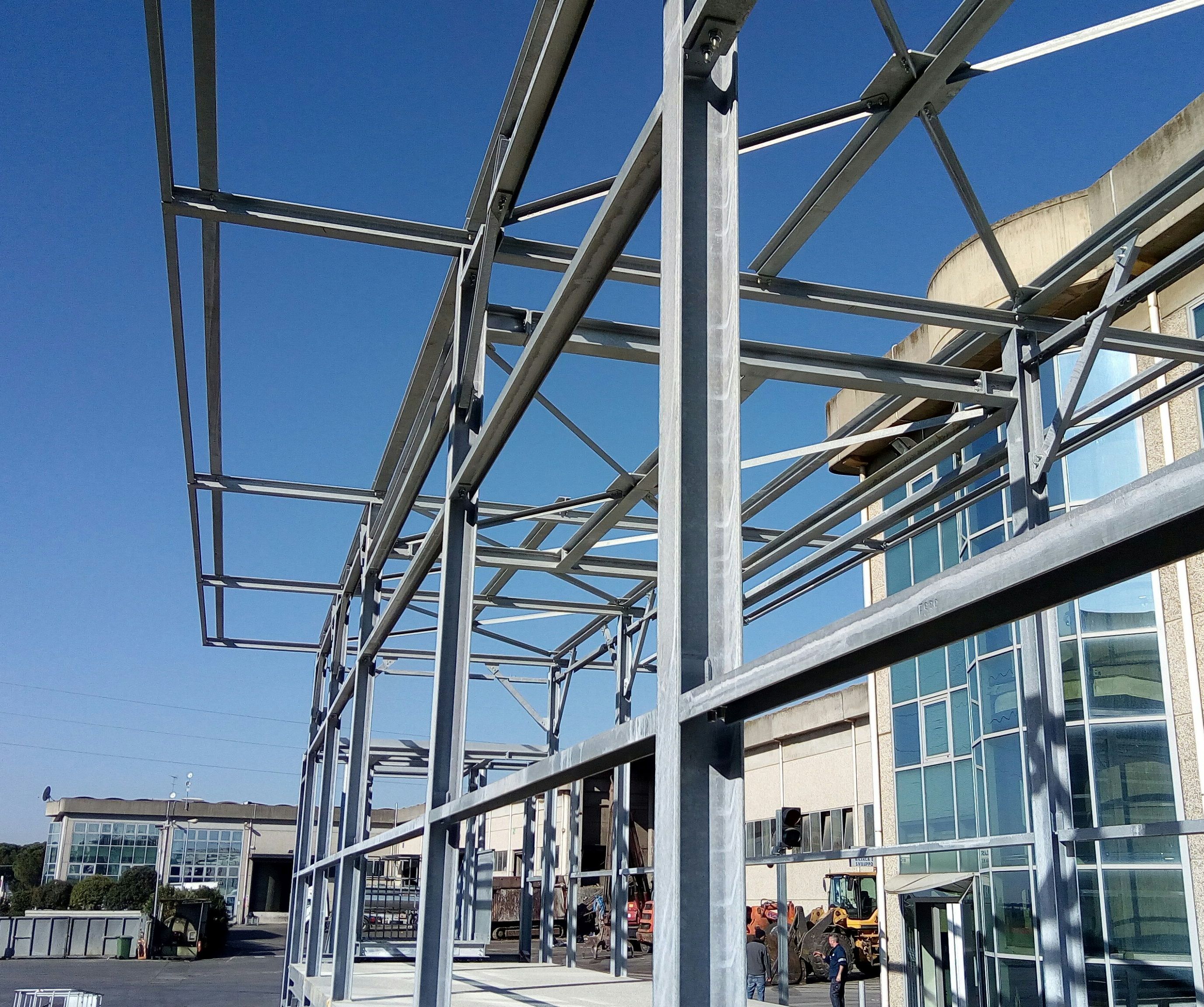 Telaio metallico in cantiere industriale