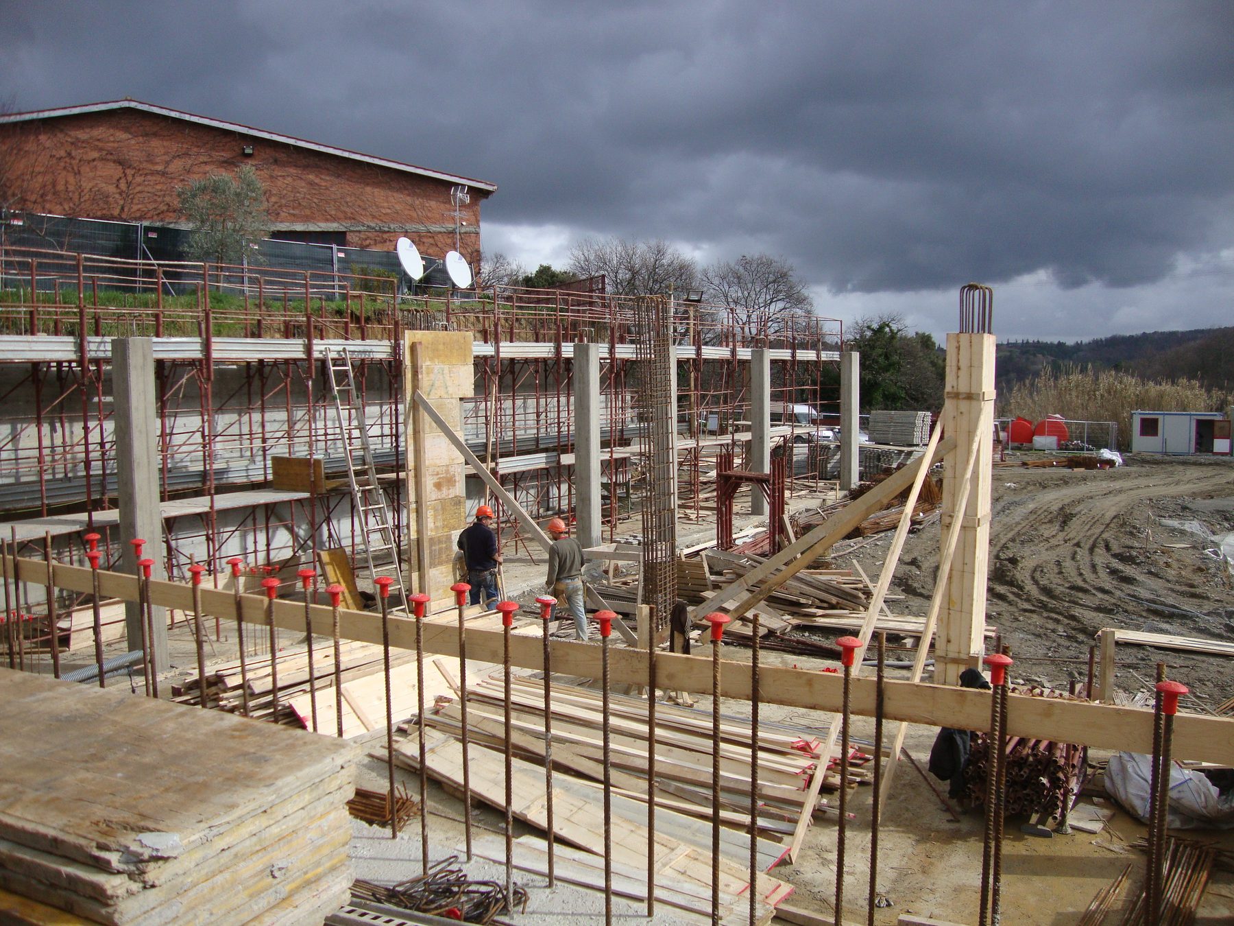 Cantiere con pilastri e carpenterie in calcestruzzo armato