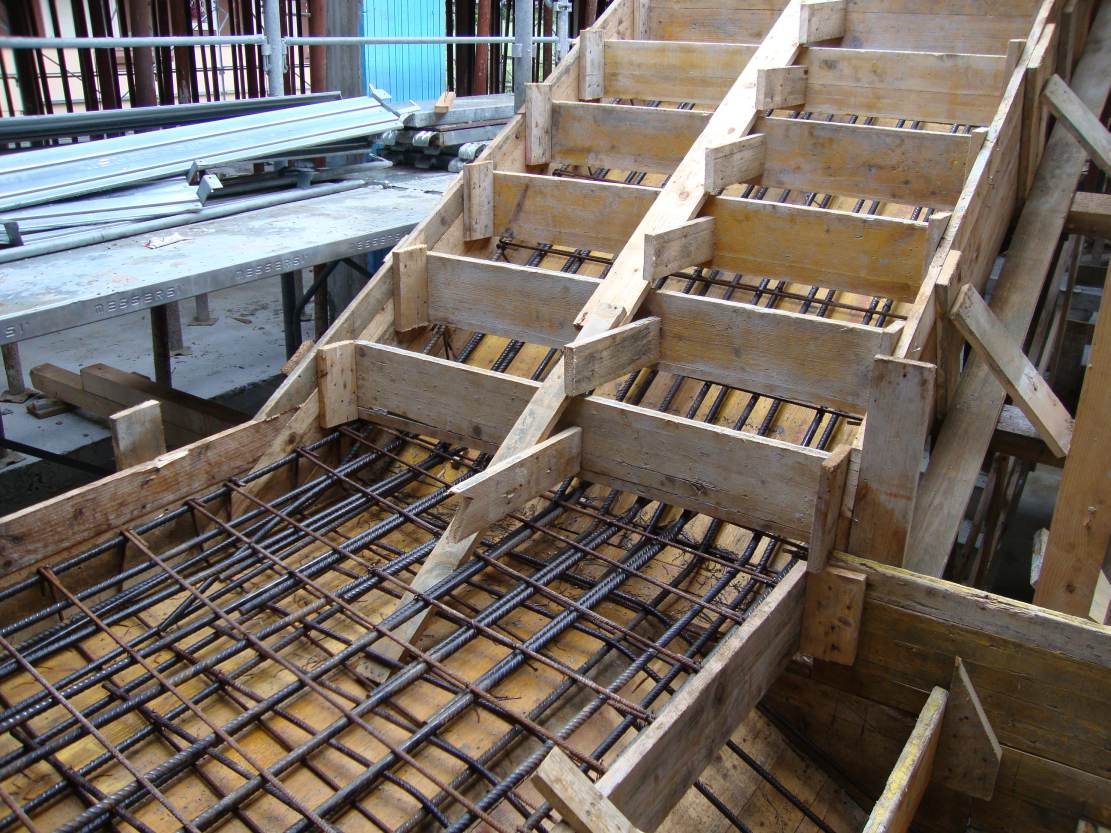 Scala in calcestruzzo armato con casseri e armature