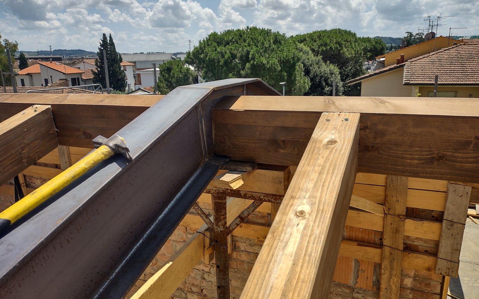 Dettaglio di collegamento tra trave in acciaio e struttura lignea