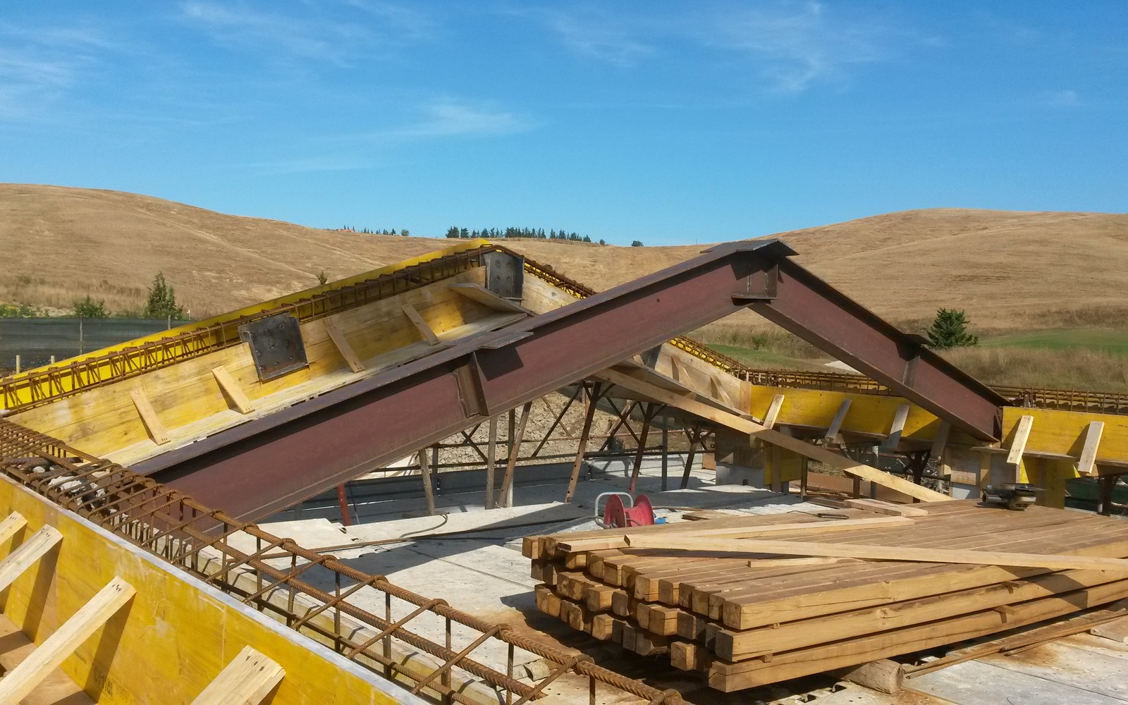 Copertura con elementi in acciaio e legno