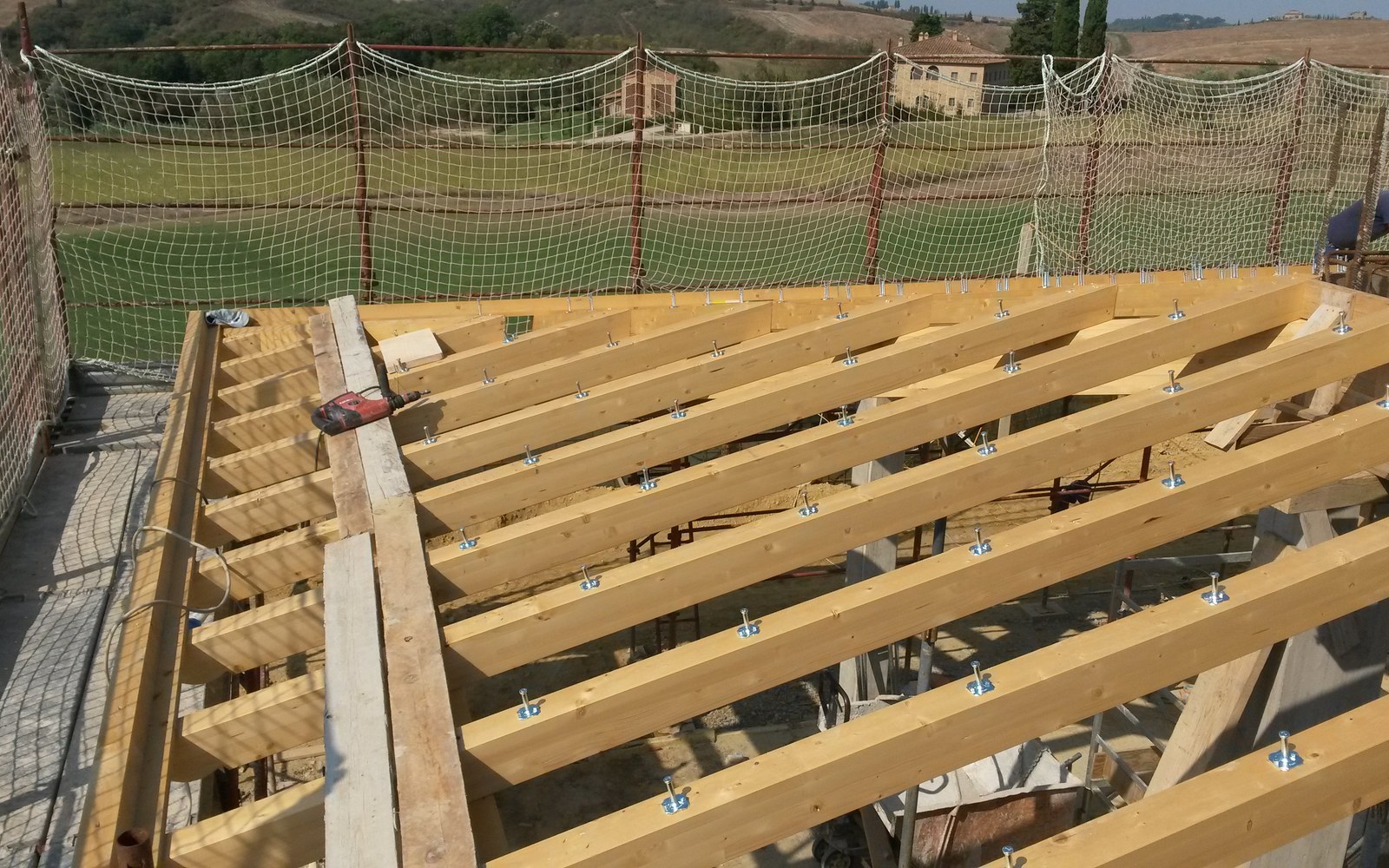 Copertura lignea durante la posa