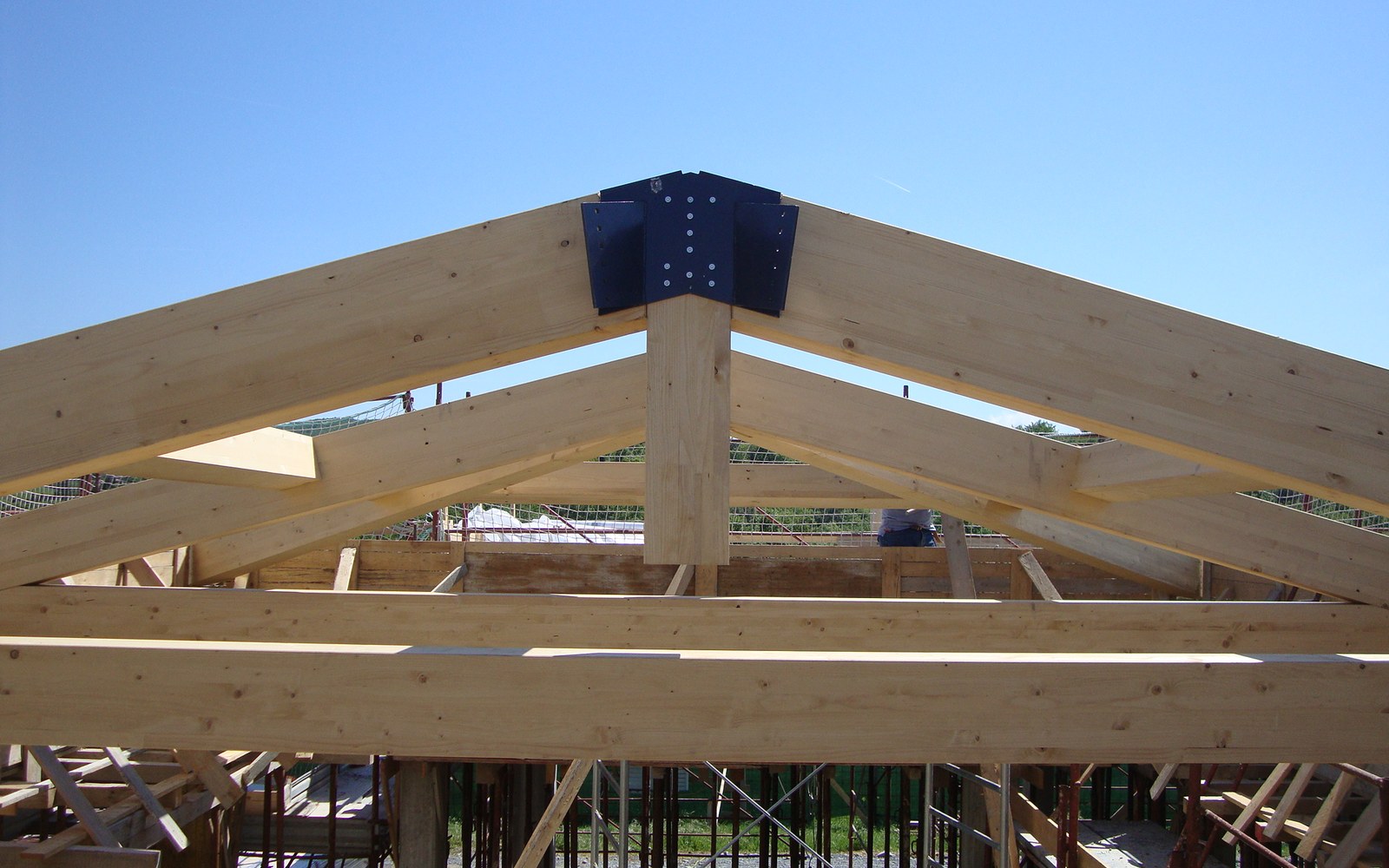 Nodo strutturale in legno in cantiere