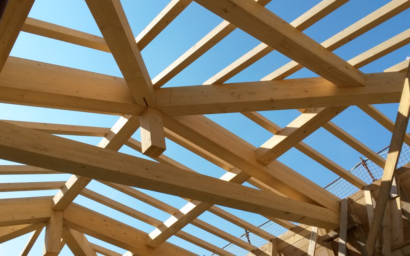 Orditura in legno in fase di montaggio