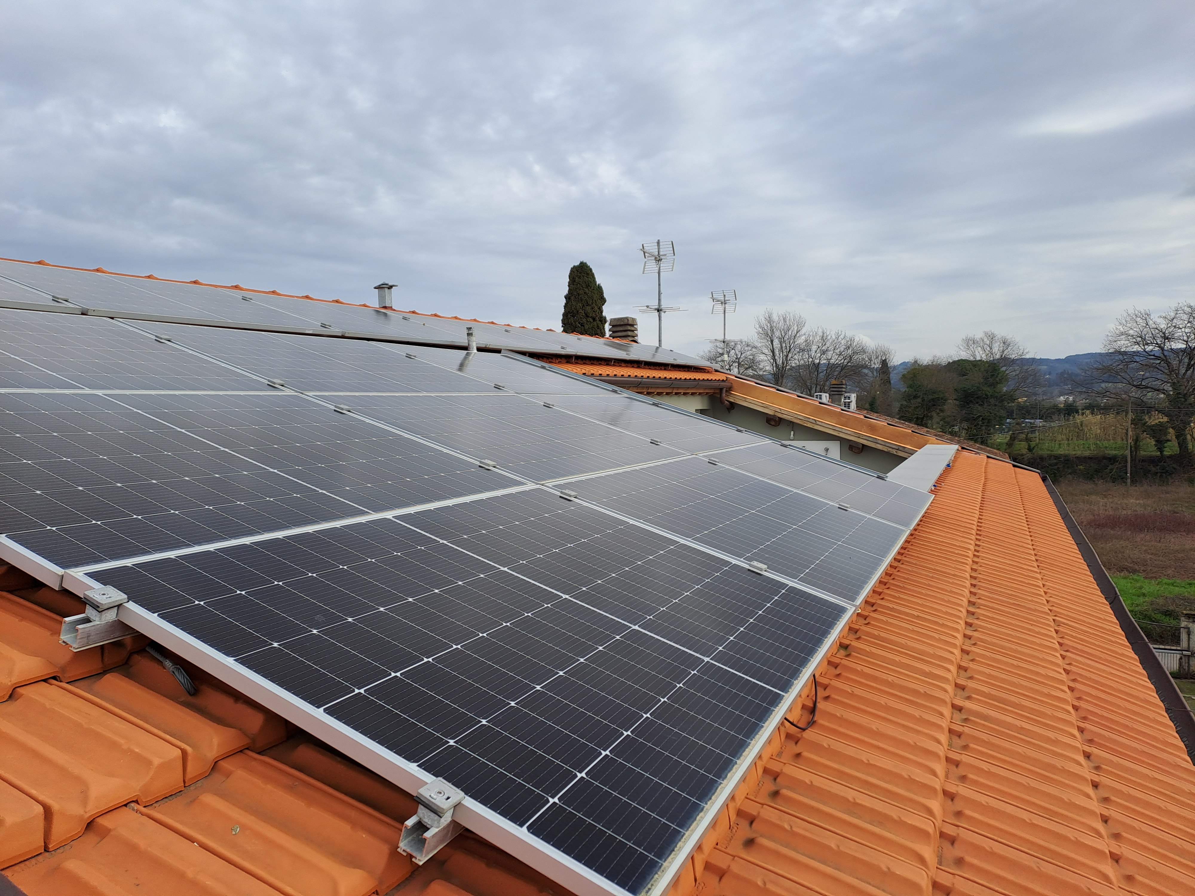 Impianto fotovoltaico su copertura in laterizio