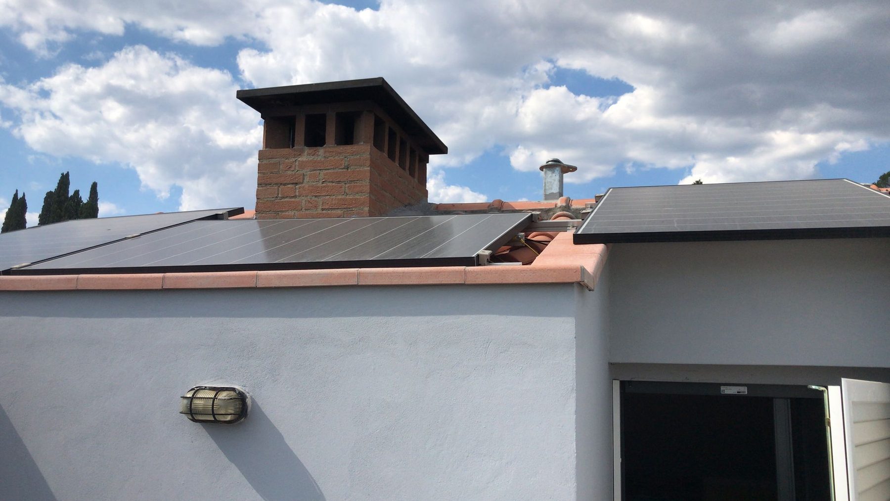 Pannelli fotovoltaici su tetto residenziale