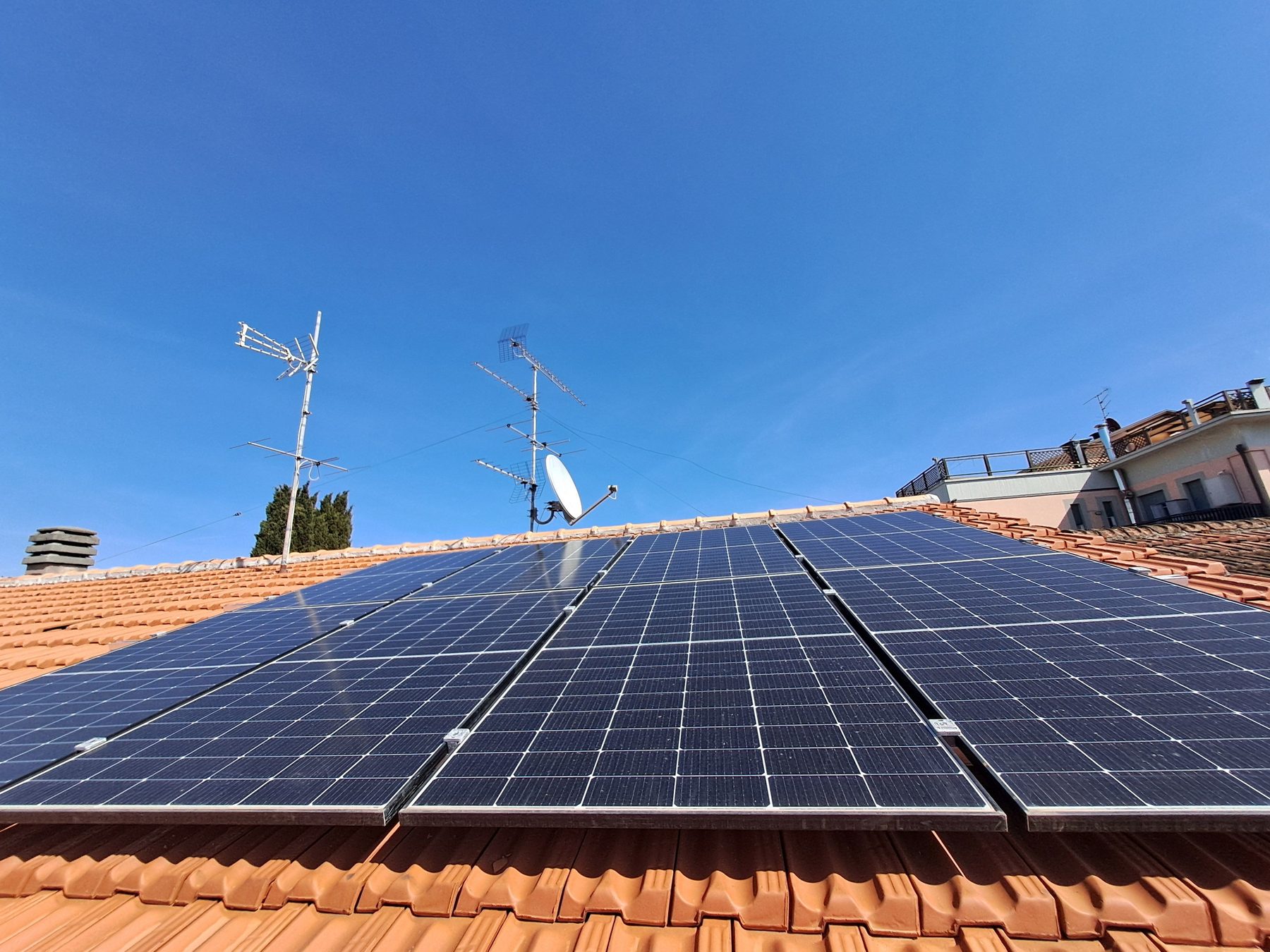 Pannelli fotovoltaici su copertura in laterizio