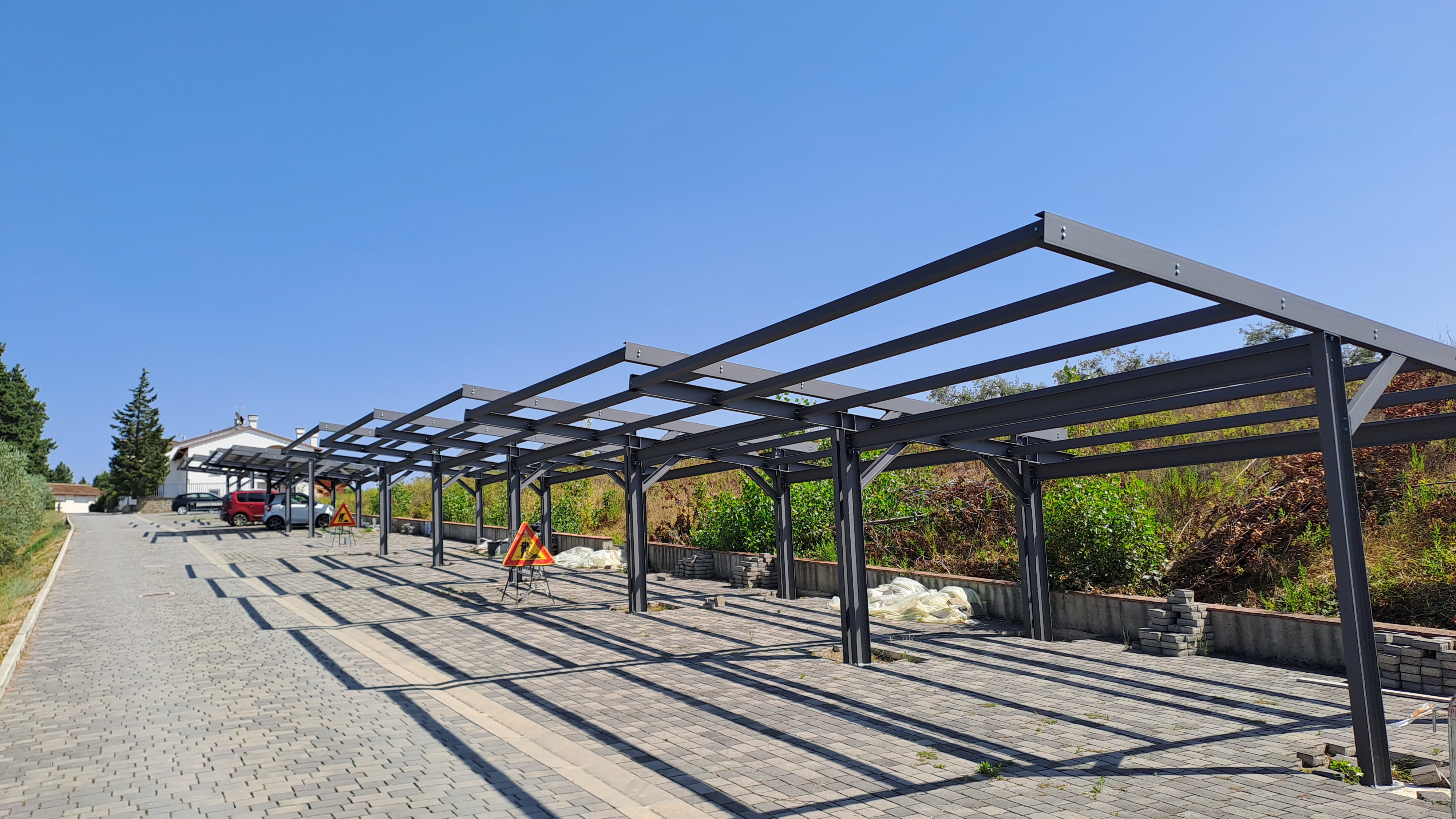 Pensilina metallica predisposta per impianto fotovoltaico