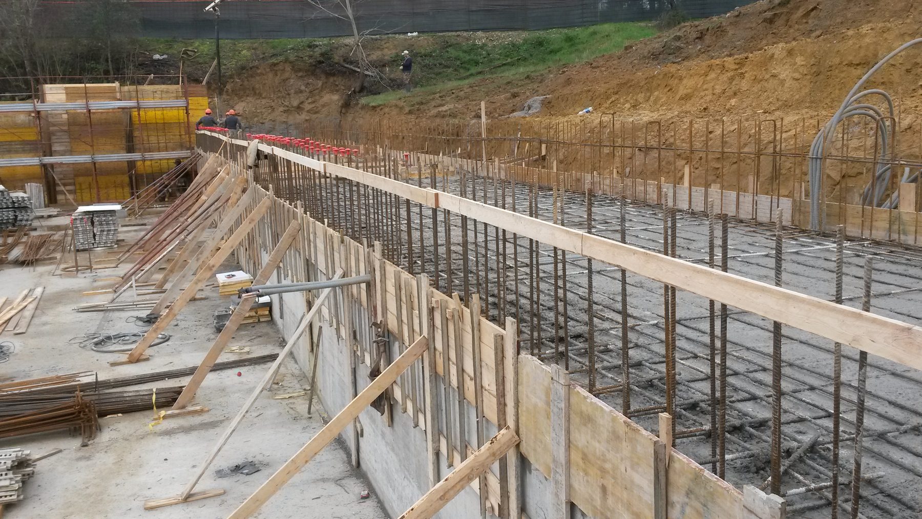 Fondazione e muro di contenimento in cantiere