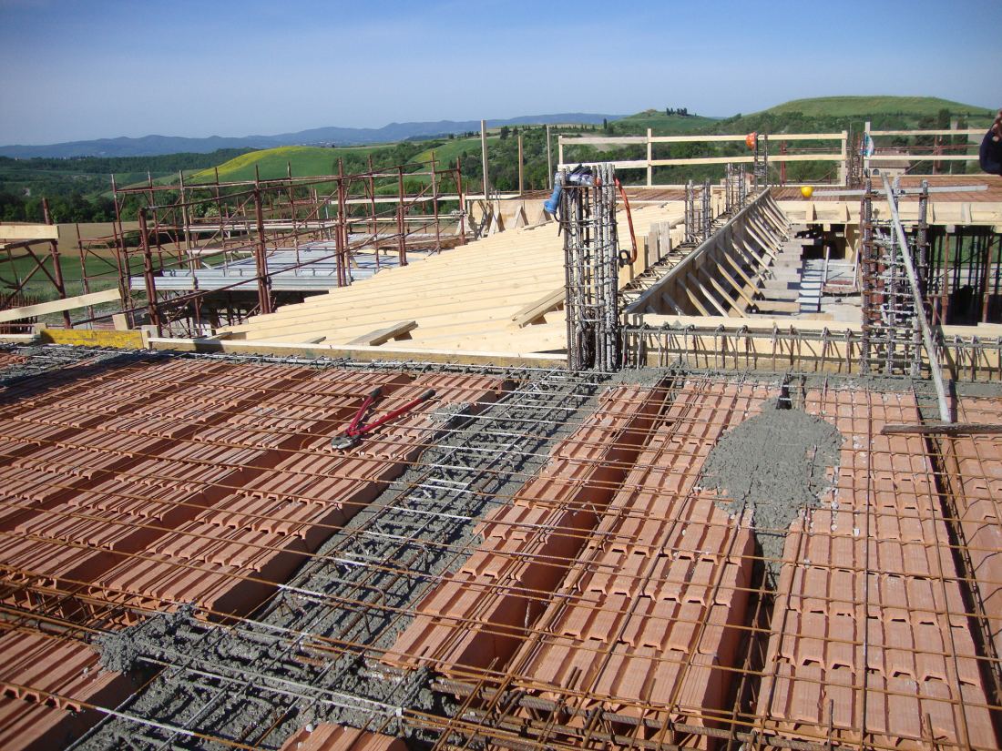 Cantiere strutturale con solaio e armature