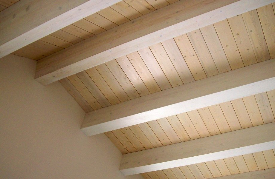 Tetto in legno con travi e perline