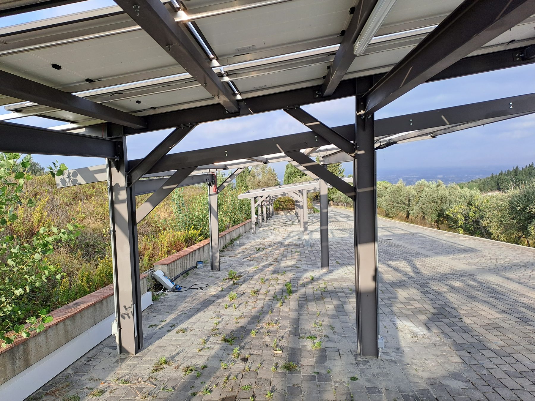 Pensilina con struttura in acciaio e pannelli fotovoltaici