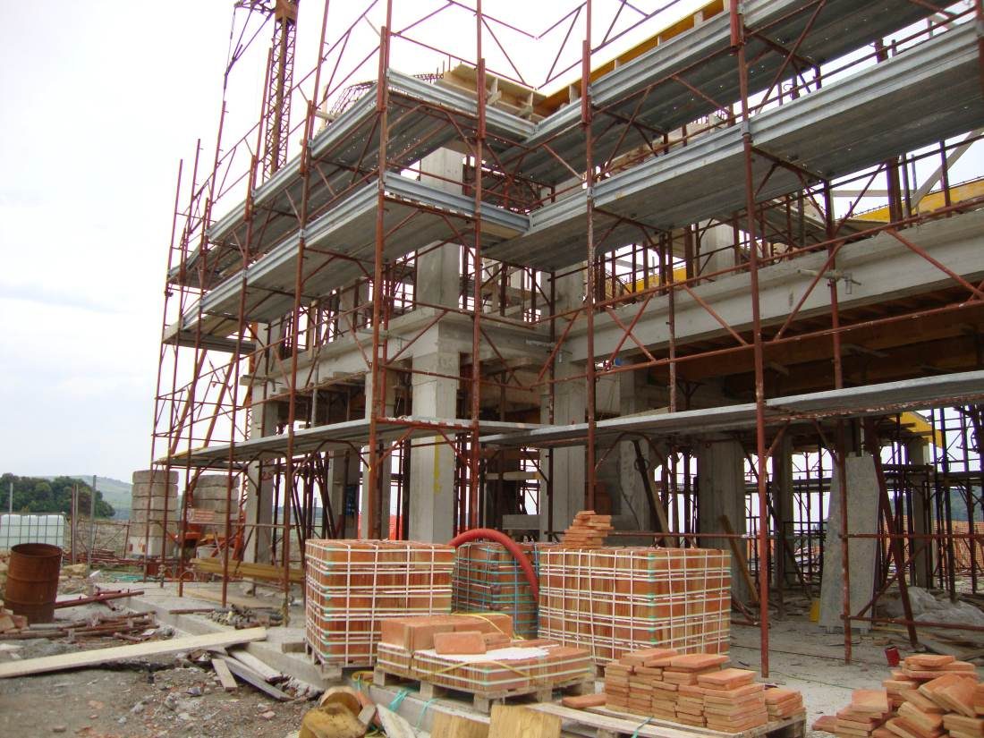 Edificio in costruzione con ponteggi
