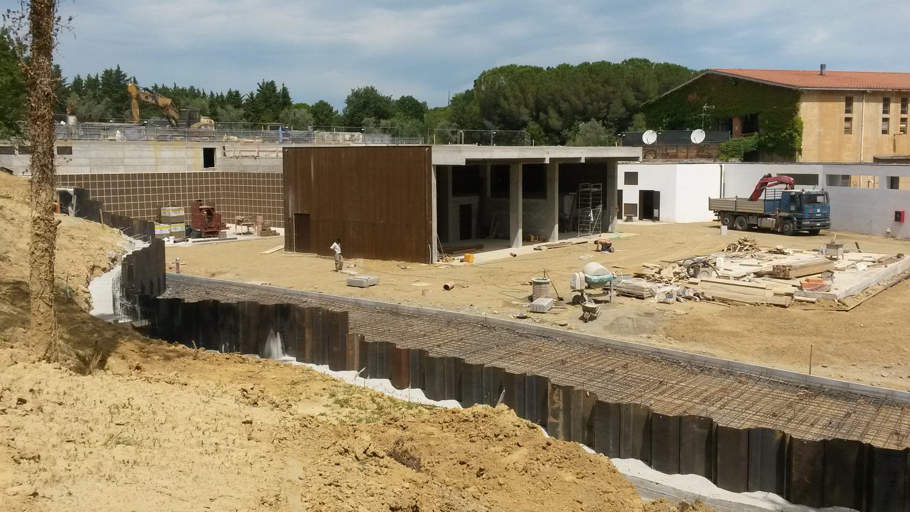 Cantiere con opere strutturali e paratie