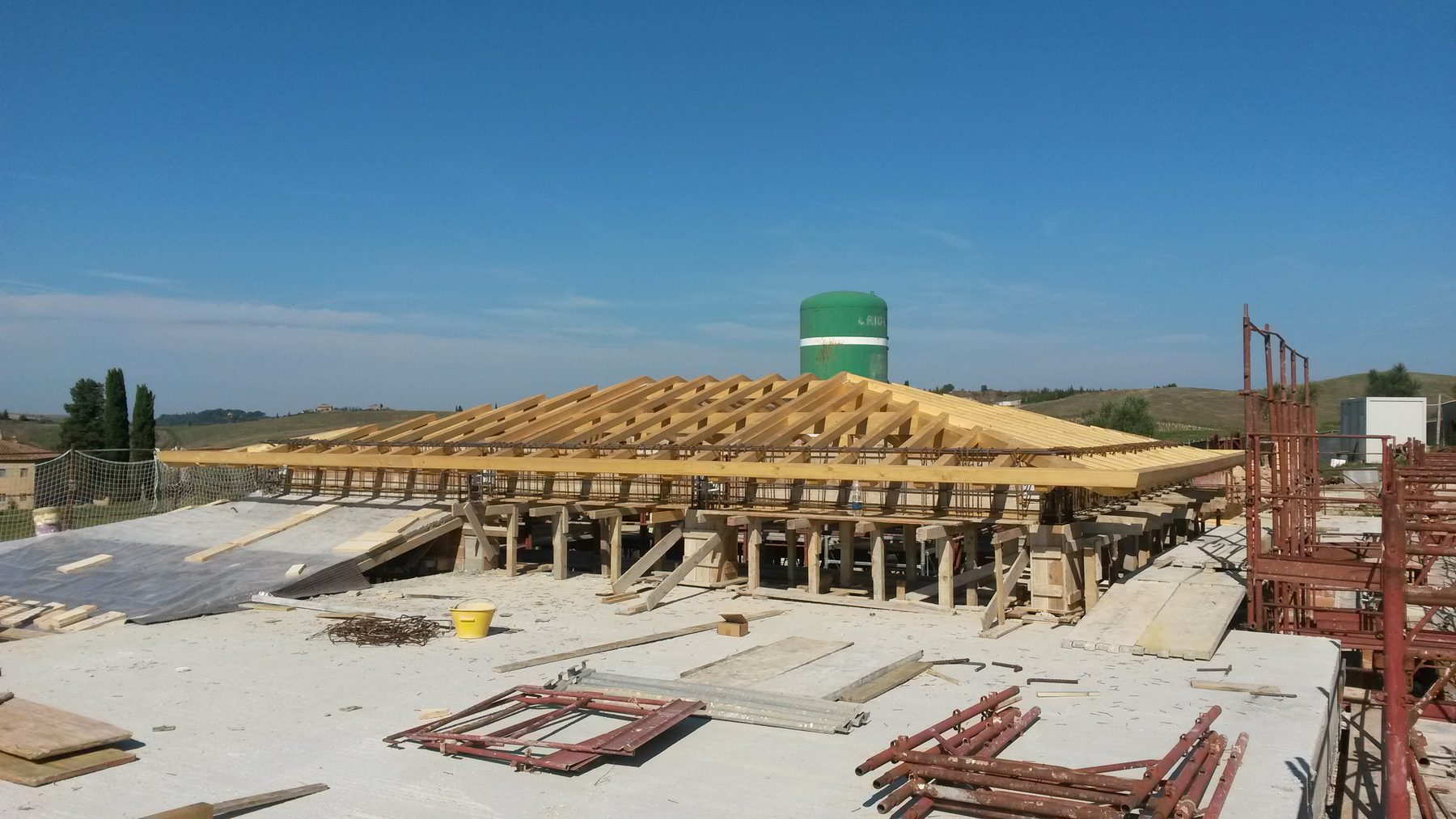 Copertura lignea in fase di montaggio