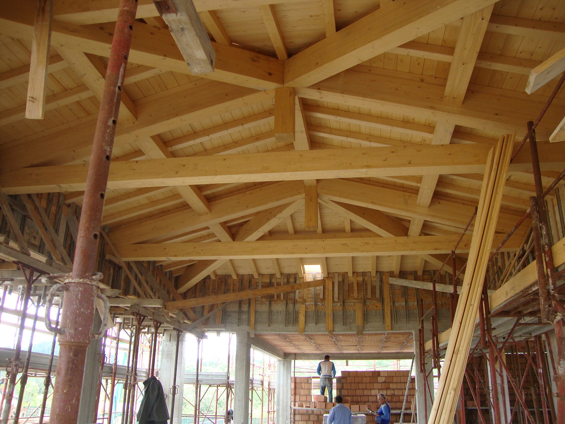 Copertura in legno lamellare in cantiere