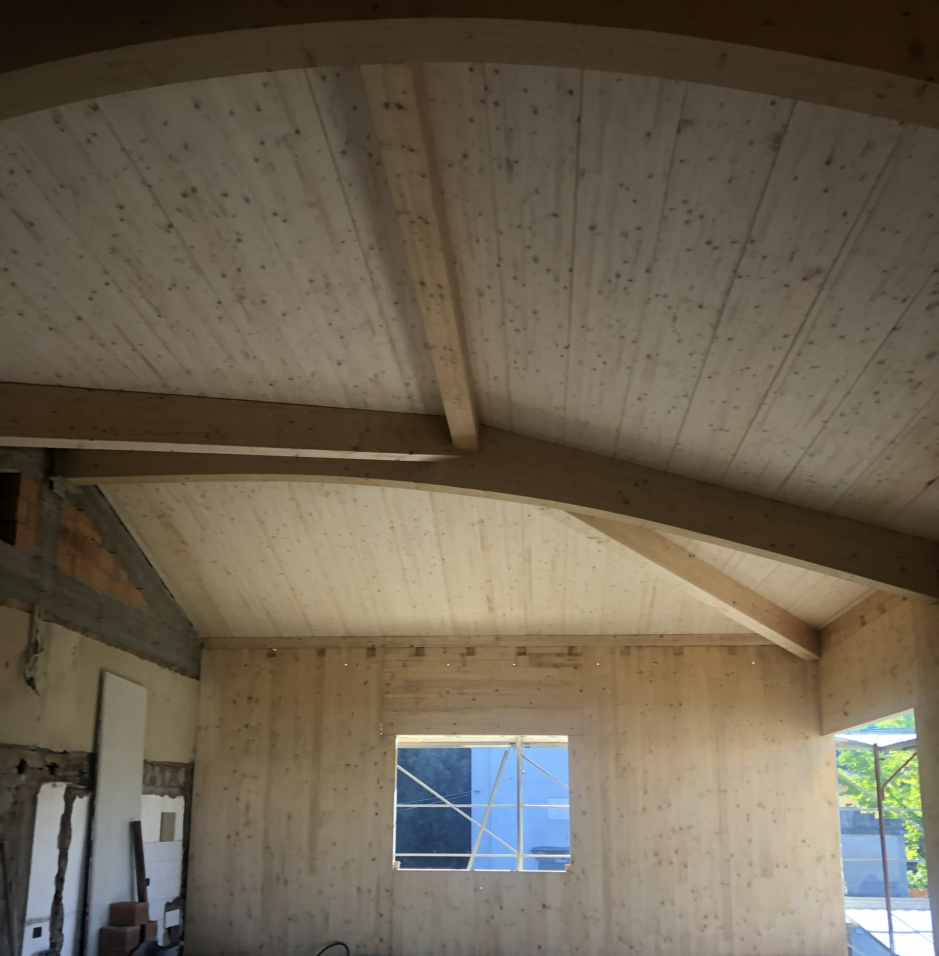 Copertura interna in legno lamellare