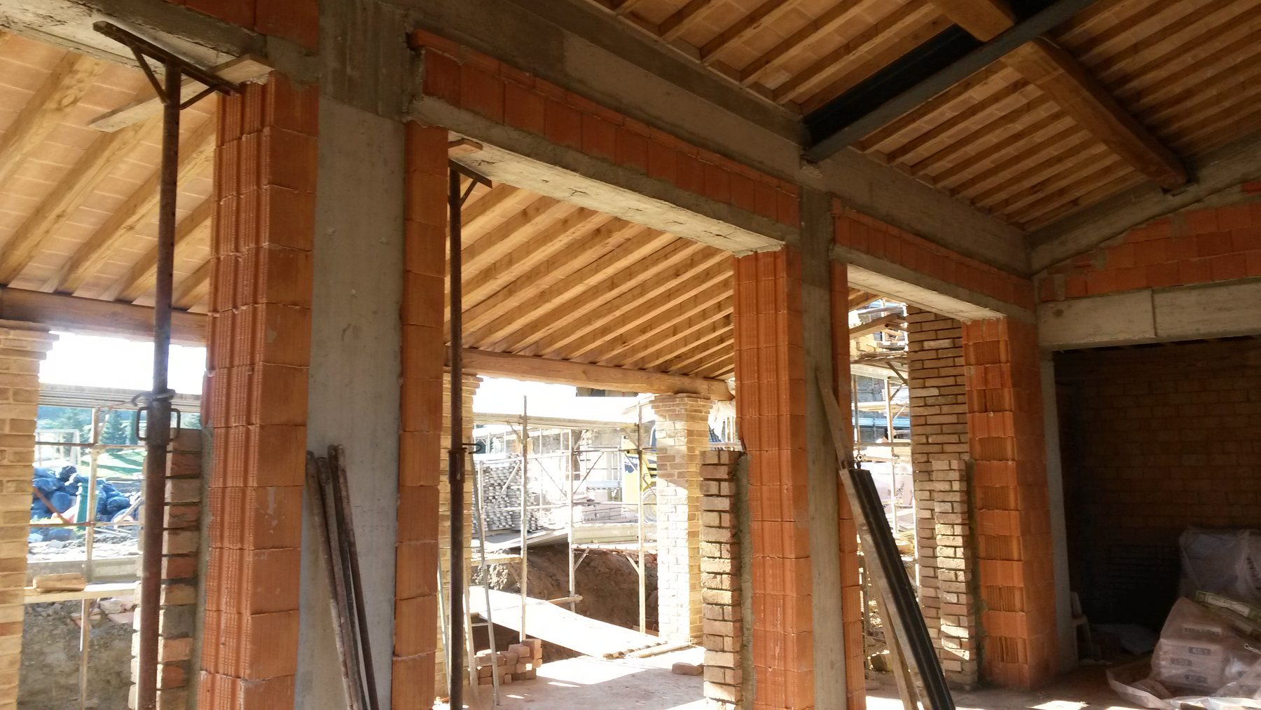 Murature e copertura lignea in cantiere