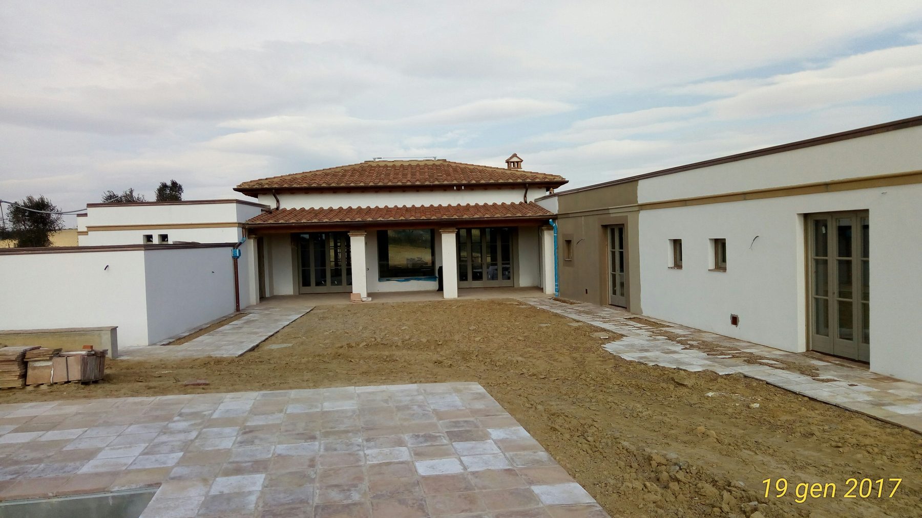 Corte interna di villa in fase di completamento
