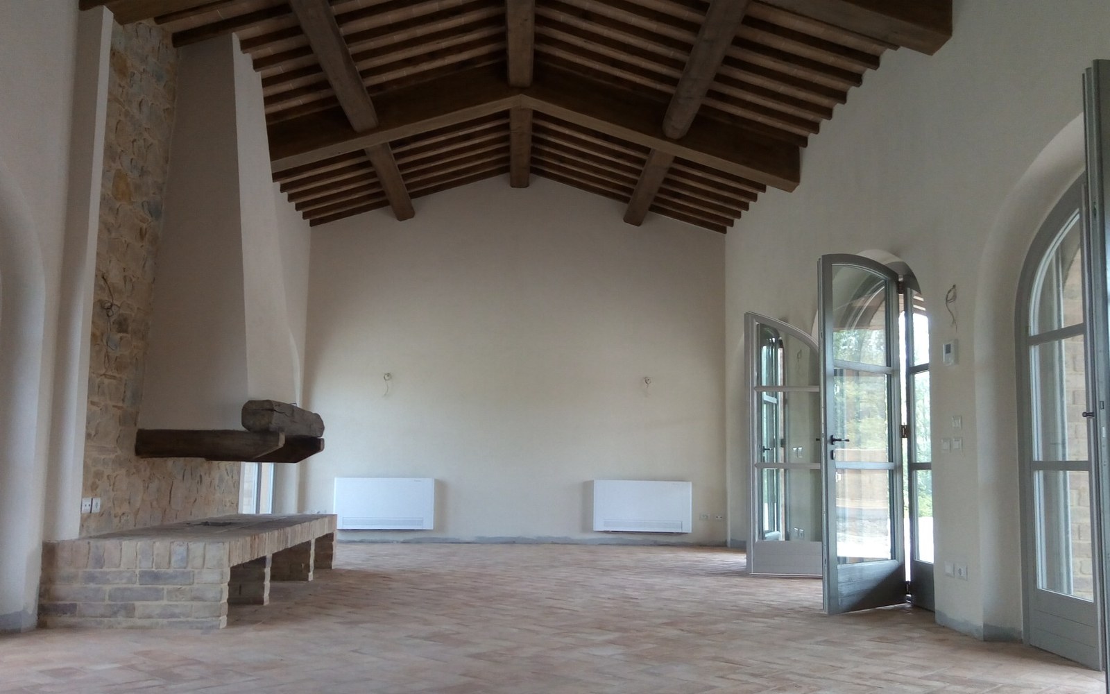 Interno recuperato con copertura lignea