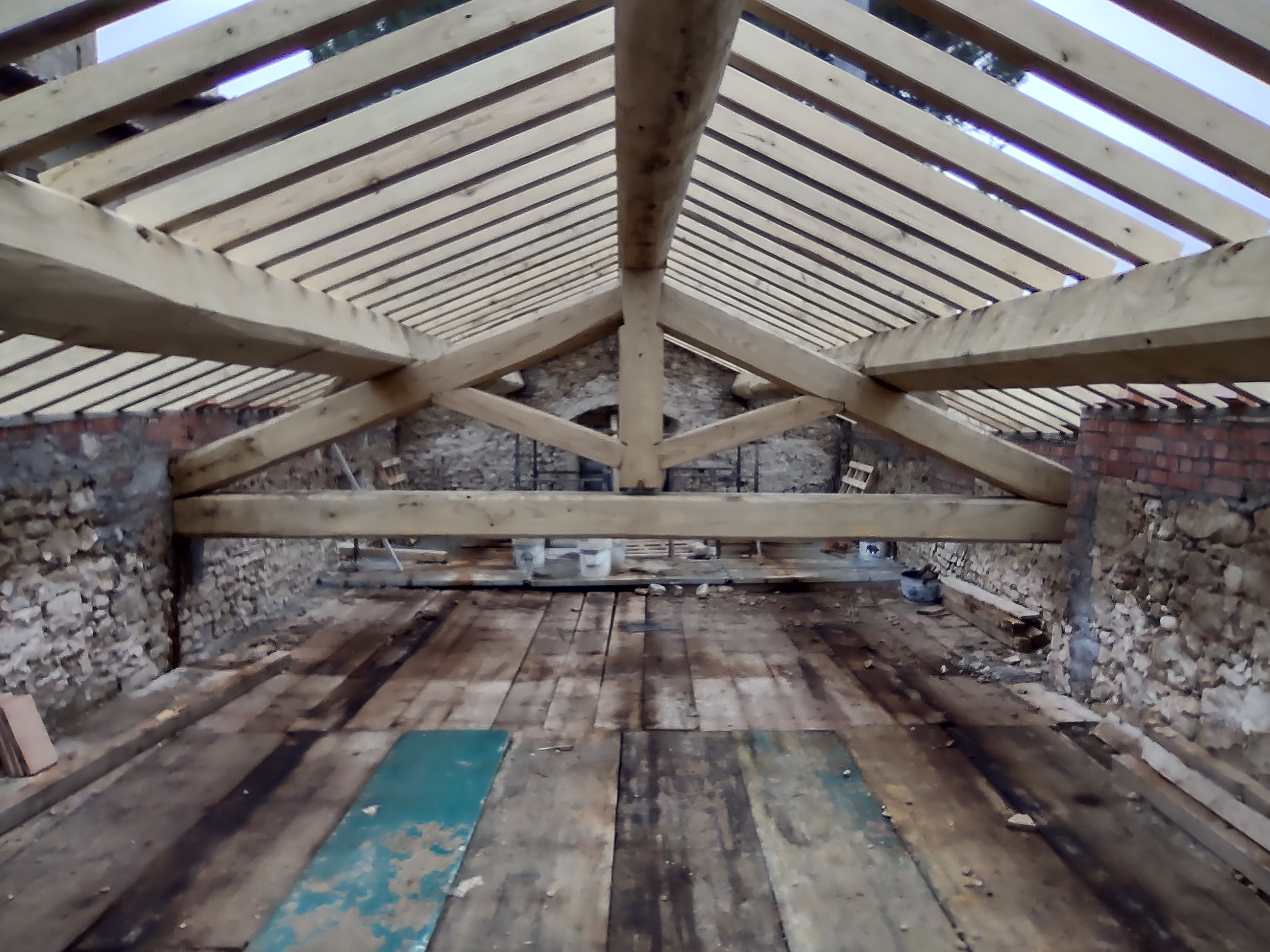 Nuova copertura in legno durante il restauro