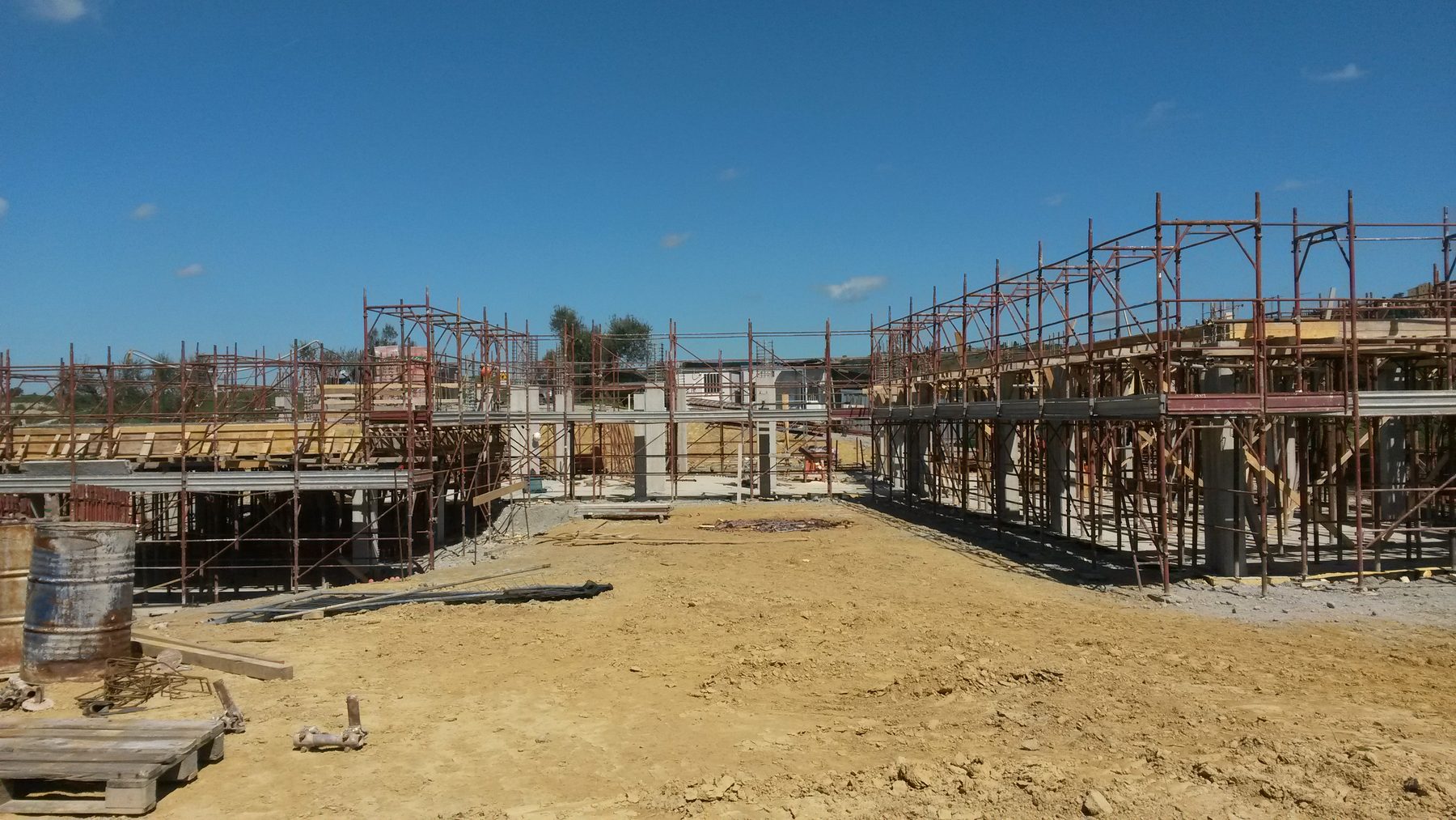 Cantiere con ponteggi e opere provvisionali
