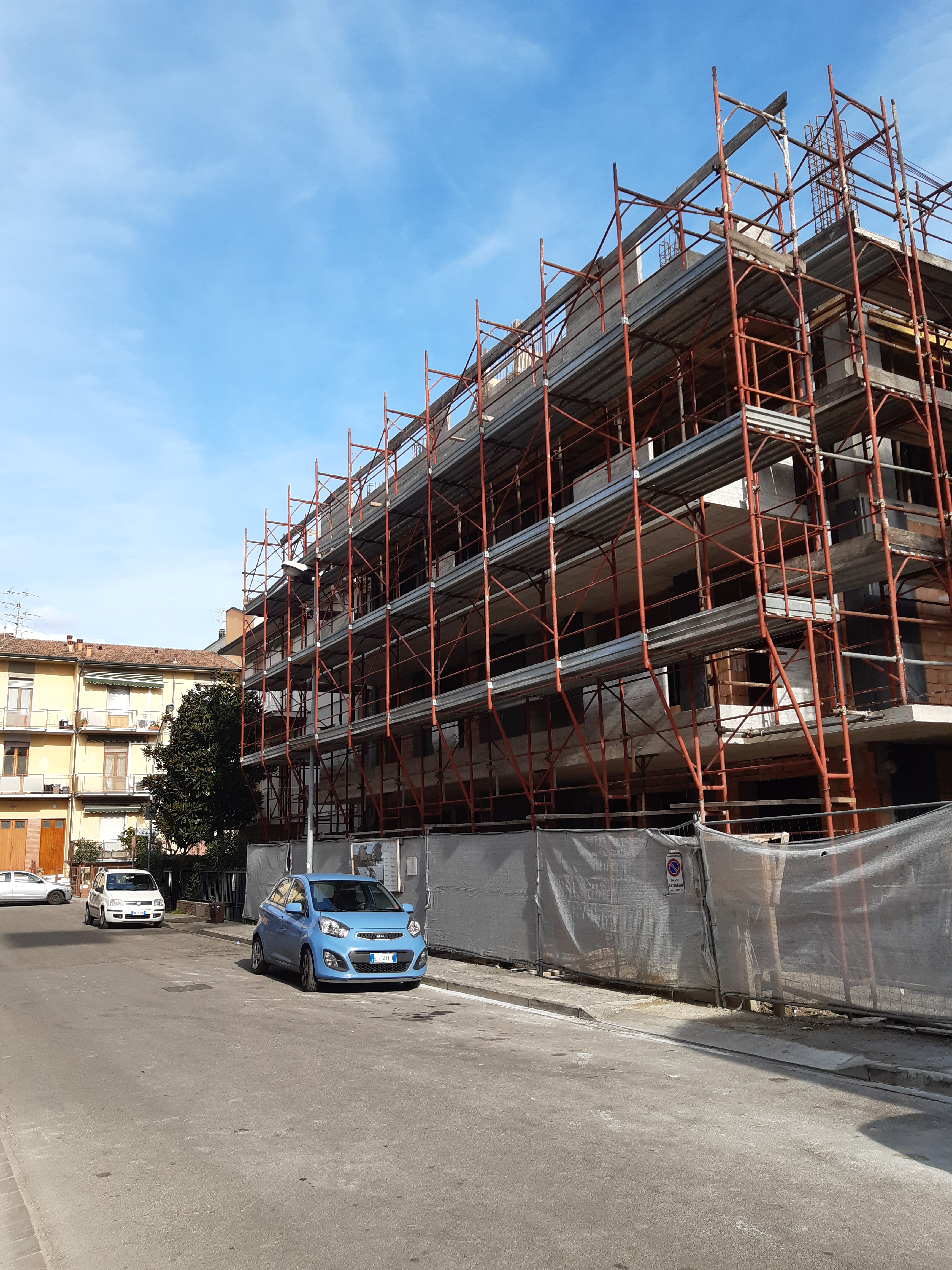 Ponteggio esterno con auto offuscata