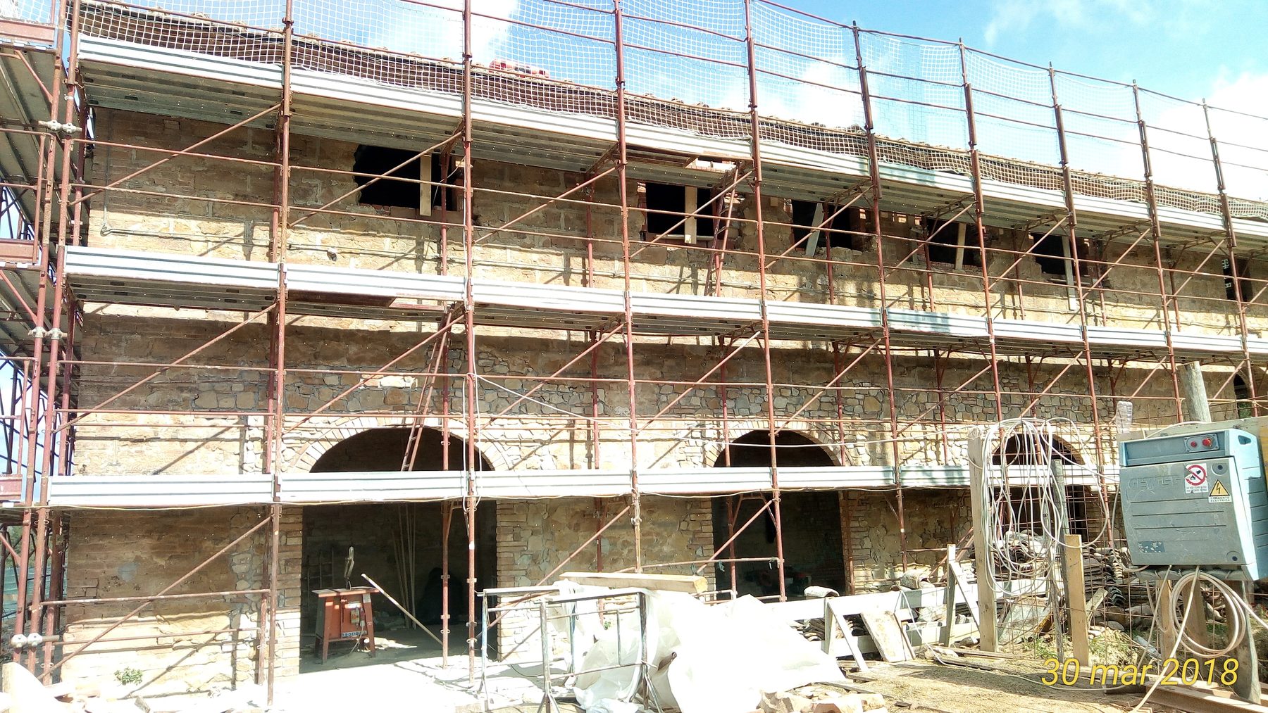 Ponteggio e rete di protezione su edificio storico