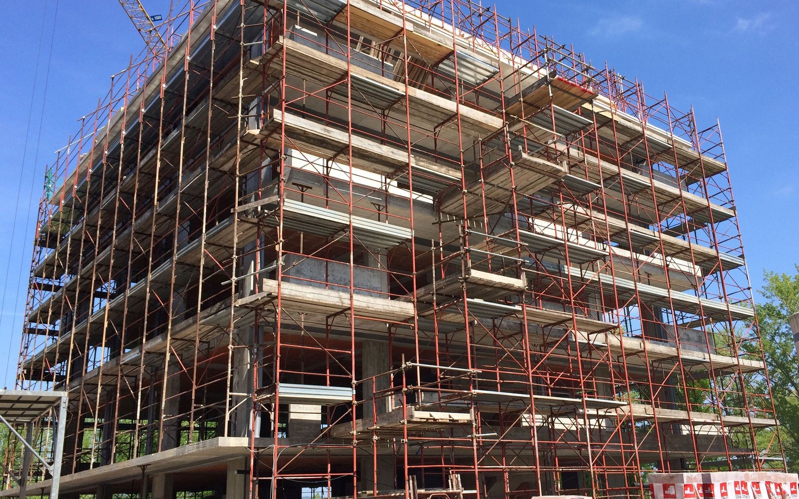 Ponteggio esterno su edificio in costruzione