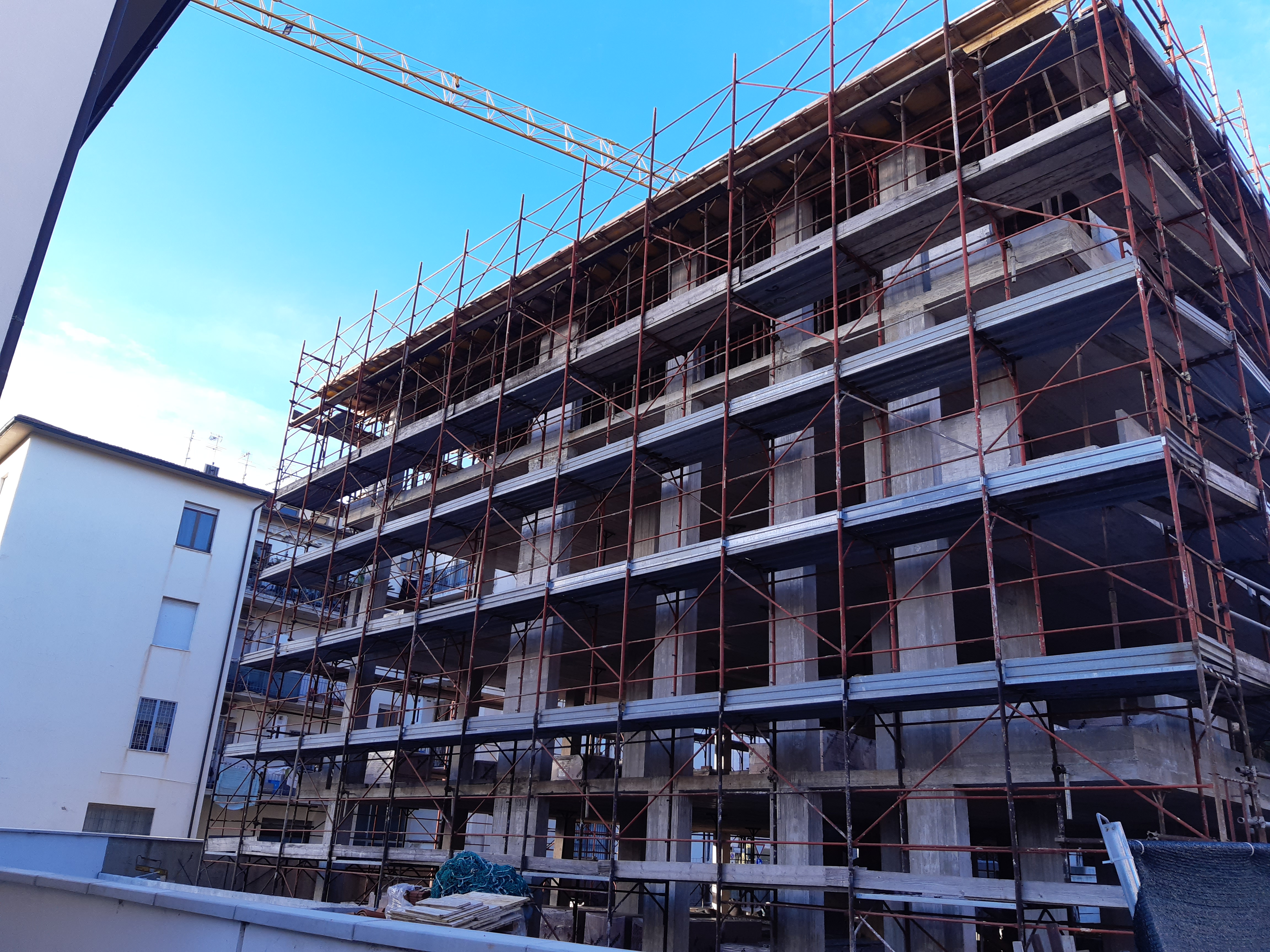 Ponteggio e gru in edificio in costruzione