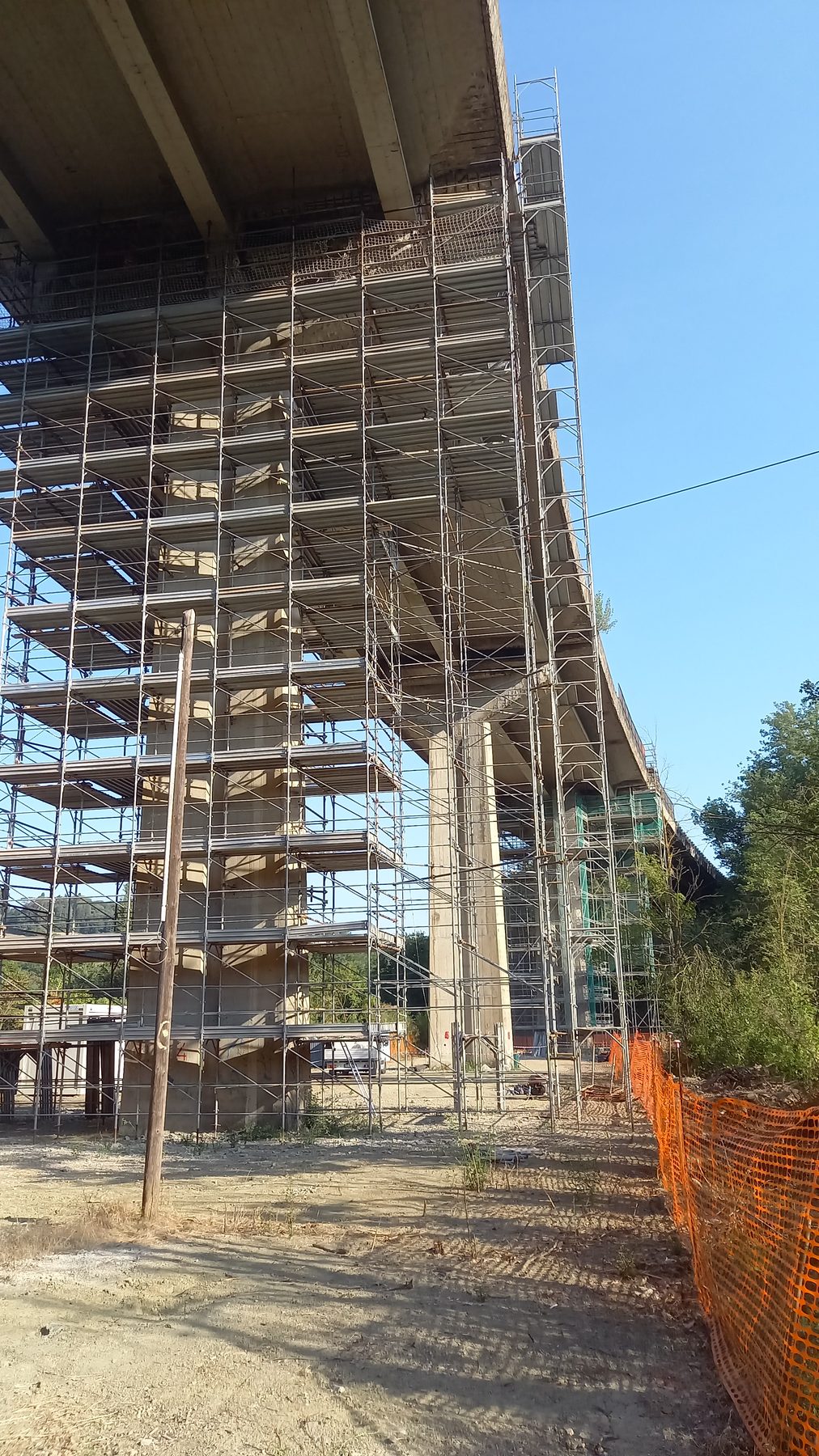 Ponteggio sotto viadotto