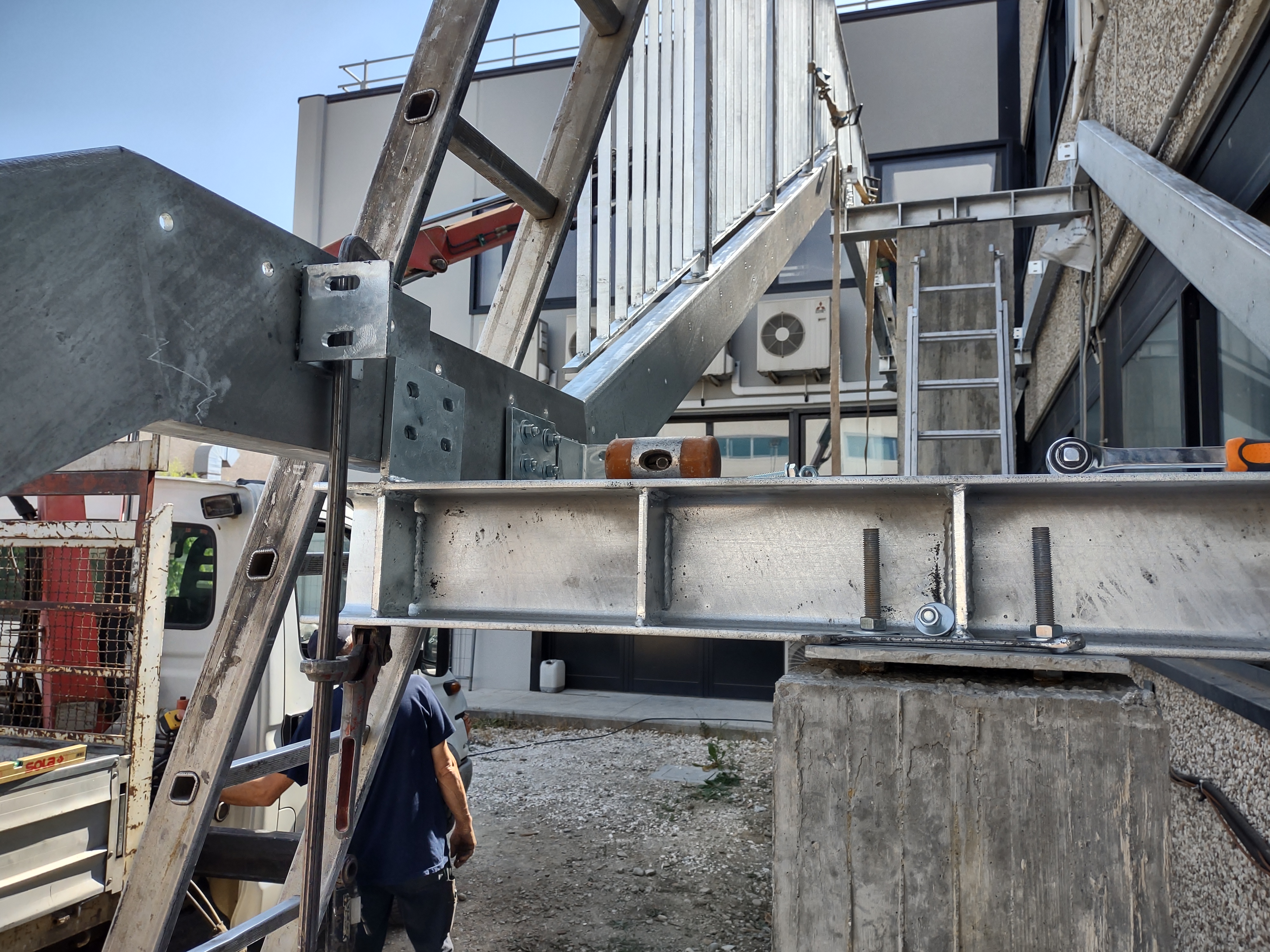 Dettaglio di scala e collegamenti in acciaio